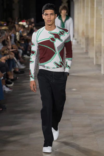 Look 19